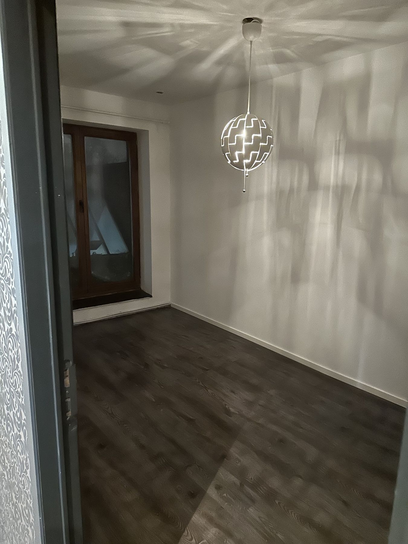 Kamer in de oude staat met een donkere vloer