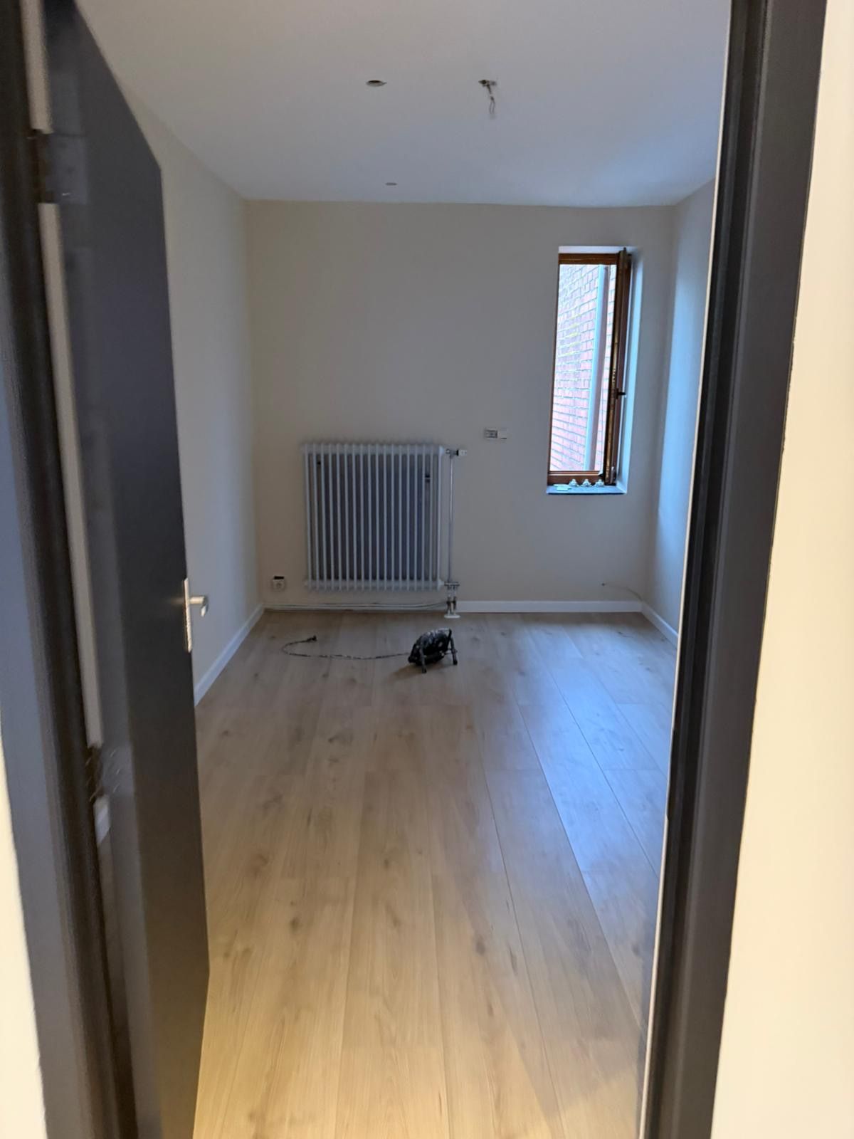 Opgeleverde slaapkamer met lichte wanden en vloer
