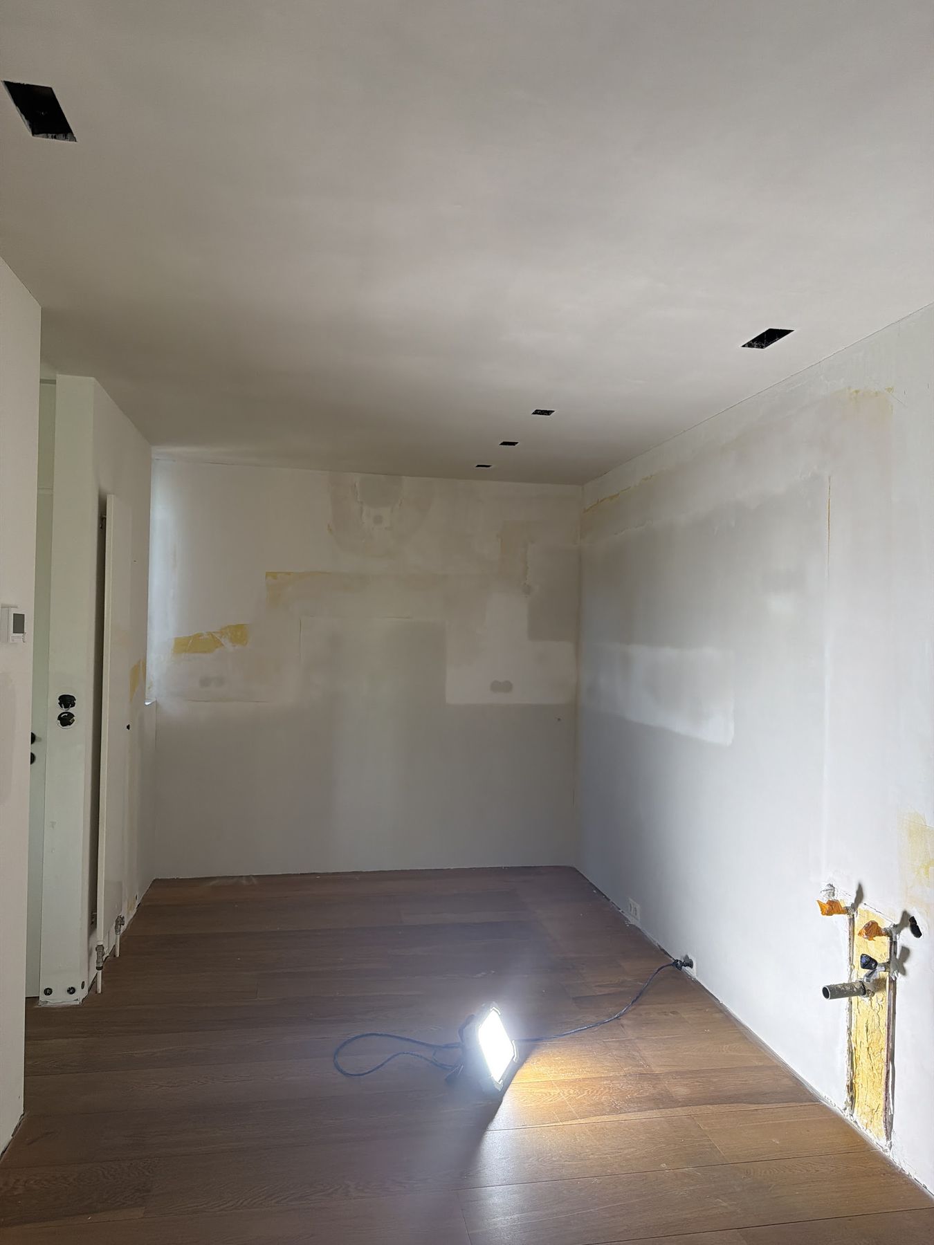Keukenwand en plafond net gestuct, klaar voor de nieuwe keuken
