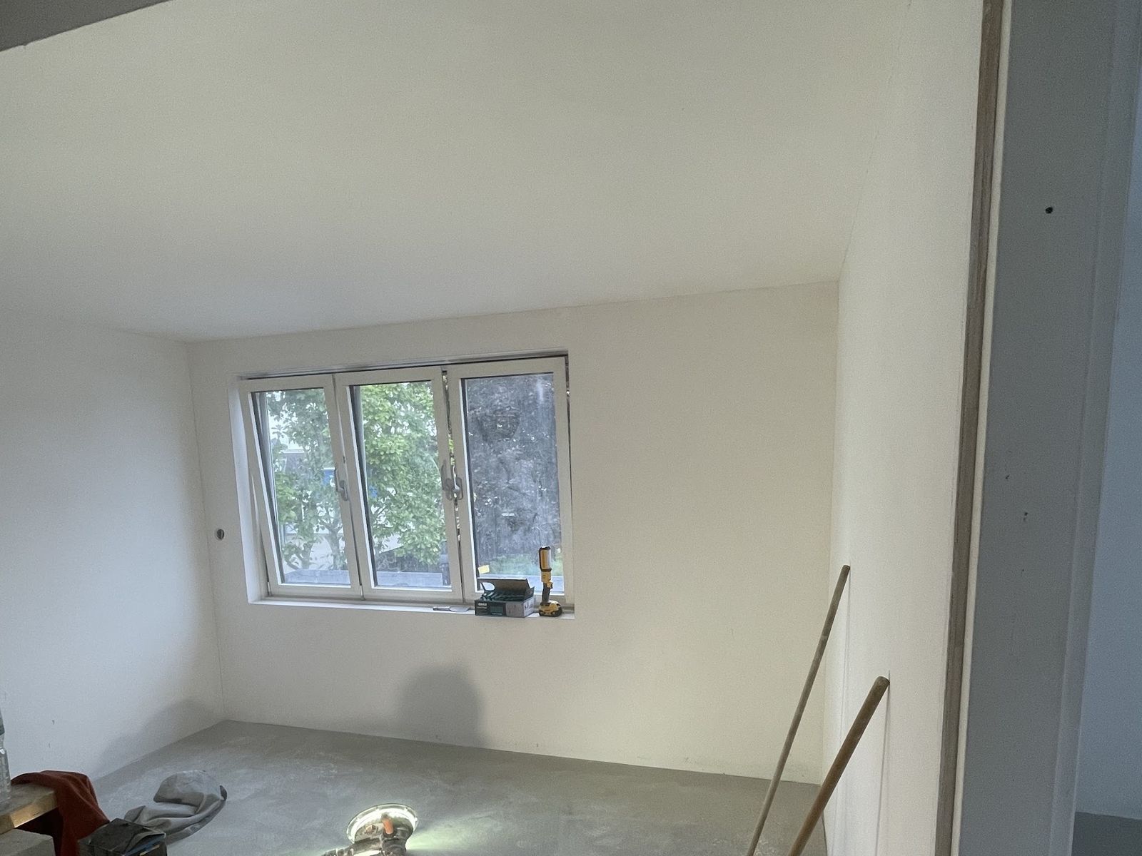 Net gestucte kamer bij de klant, met de vloer nog kaal