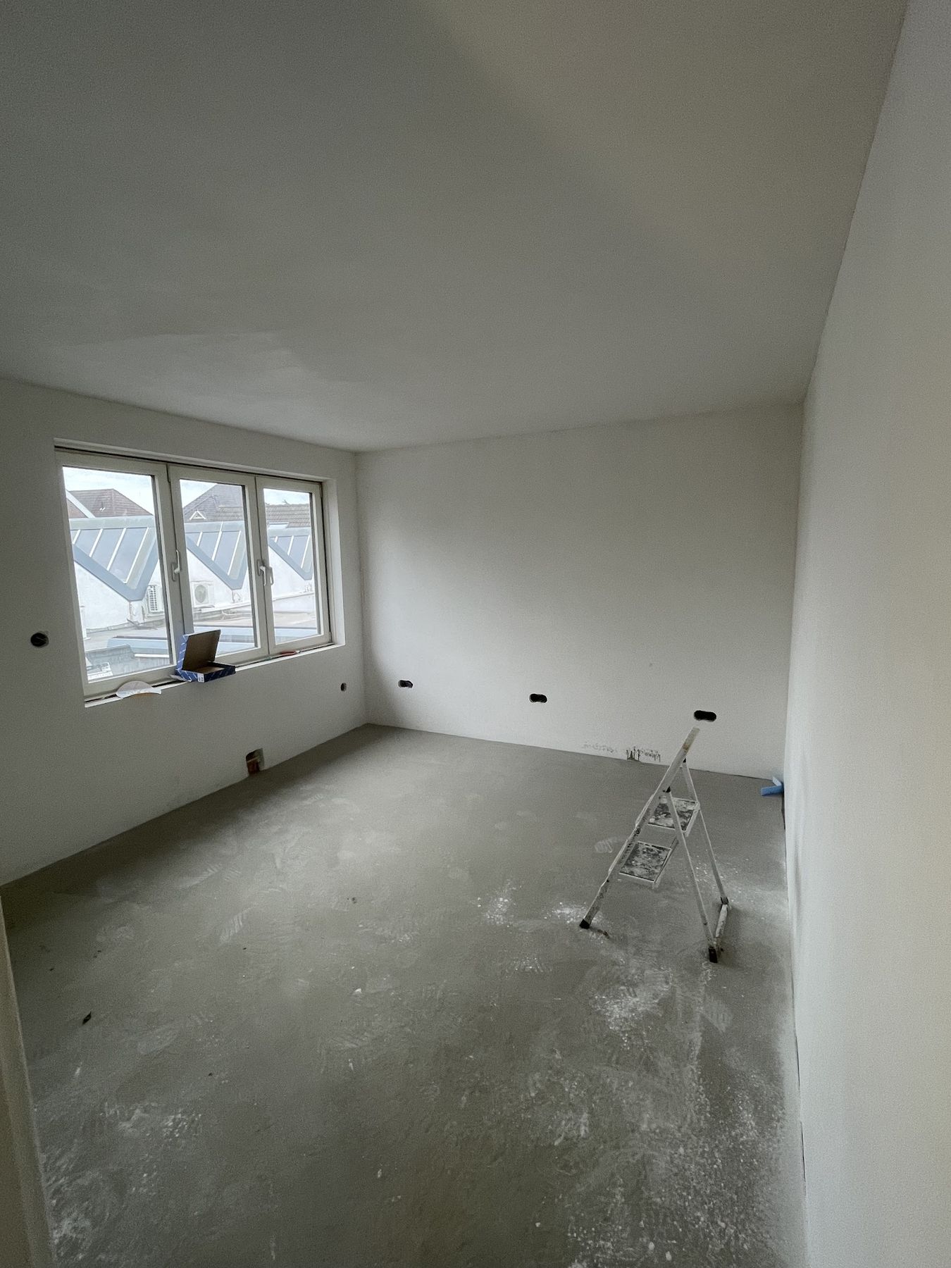 Kamer met net gestucte, gladde wanden en plafond