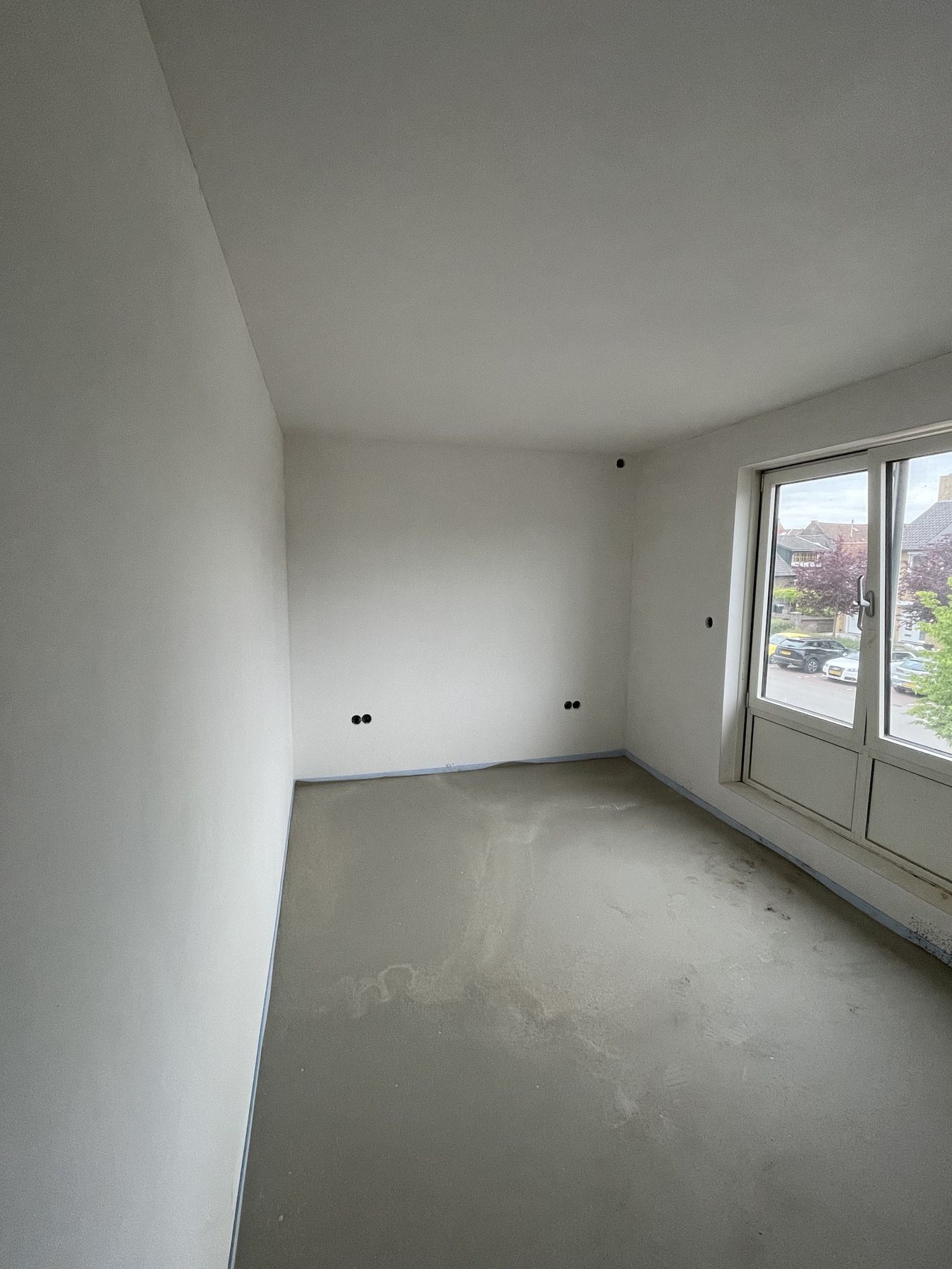 Ruimte met gladde, net gestucte wanden en plafond